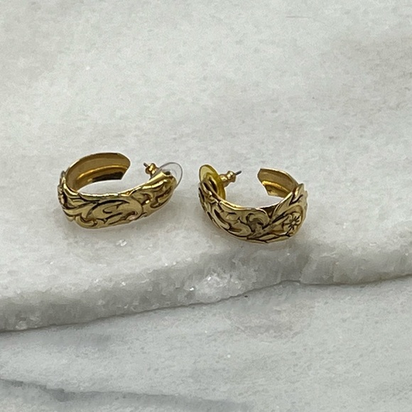 Floral Engraved Pattern on Gold Oval Hoop Earrings - Picture 4 of 12